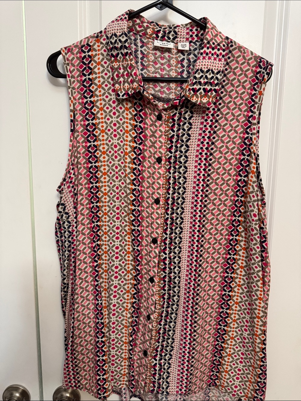 Sleeveless Button-Front Geometric Print Top - Pink Multi